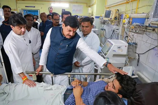 CM Dr. Yadav ने ट्रॉमा सेंटर पहुँचकर घायलों के स्वास्थ्य की ली जानकारी