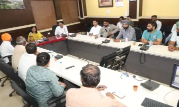 पराली जलाने की घटनाओं को रोकने के लिये Collector ने हार्वेस्टर संचालकों के साथ की बैठक