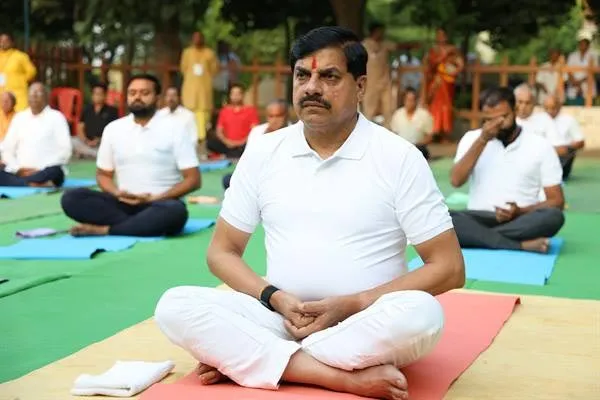 CM Dr. Yadav ने जामली (सेंधवा) के गायत्री धाम में किया योगाभ्यास
