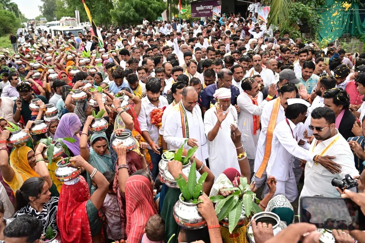 MP: लिम्बोदा में सत्य सनातन स्वाभिमान यात्रा का भव्य स्वागत, कलश यात्रा में बड़ी संख्या में महिलाएं शामिल हुईं