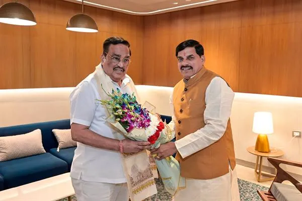 CM Dr. Yadav ने केंद्रीय जल शक्ति मंत्री पाटिल से की सौजन्य भेंट