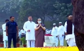 Indira Gandhi की पुण्यतिथि पर शक्ति स्थल पहुंच नेताओं ने दी श्रद्धांजलि